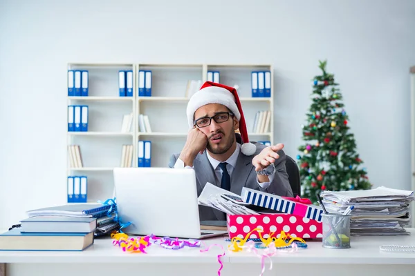 Νεαρός επιχειρηματίας γιορτάζει τα Χριστούγεννα στο γραφείο — Φωτογραφία Αρχείου