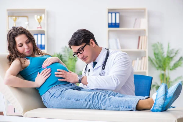Terhes nő látogatás orvos orvosi koncepció — Stock Fotó