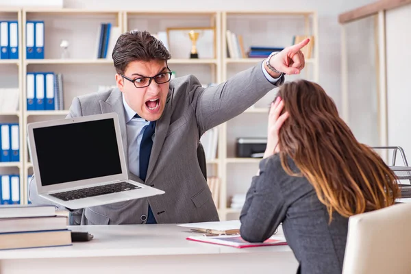 İş adamıyla iş kadını arasındaki iş görüşmesi