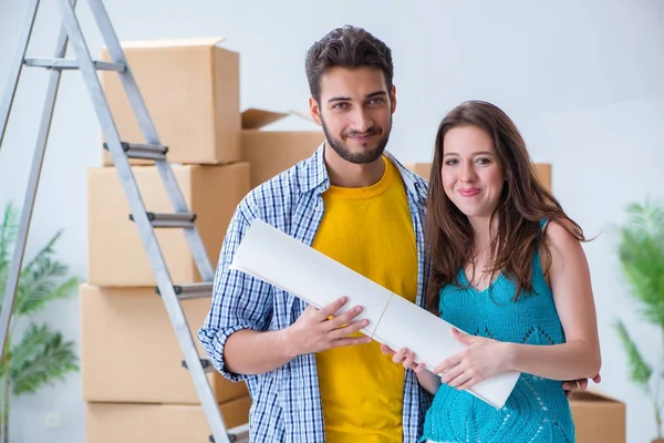 Junge Familie plant Haussanierung im DIY-Konzept — Stockfoto