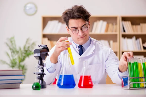 Šílený šílený vědec doktor dělá experimenty v laboratoři — Stock fotografie