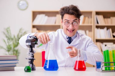 Çılgın bilim adamı bir laboratuarda deneyler yapıyor.