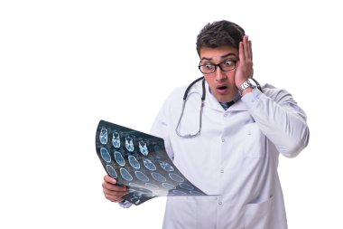 Beyaz backgro izole bir grafisi tutan genç erkek doktor