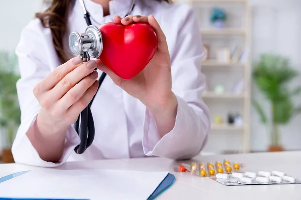 Hastanede kırmızı kalp doktoru kardiyolog — Stok fotoğraf