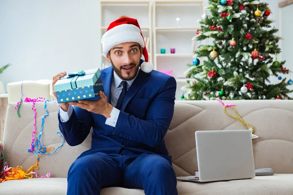 Empresário trabalhando em casa durante o Natal — Fotografia de Stock