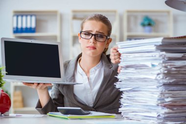 Ofiste çalışan genç iş kadını muhasebeci.