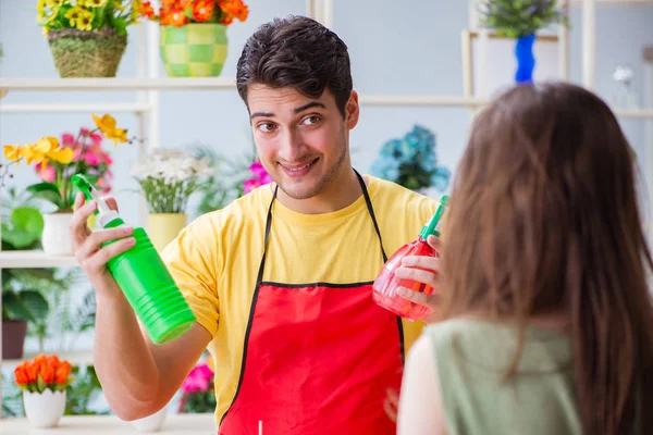 Bloemist die bloemen verkoopt in een bloemenwinkel — Stockfoto