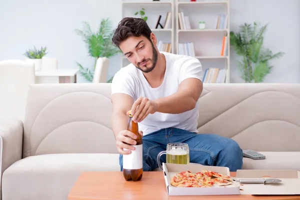 Homem comendo pizza tendo um takeaway em casa relaxante descansando — Fotografia de Stock