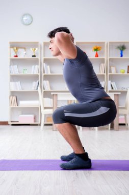 Genç adam spor ve sağlıklı yaşam tarzı dolandırıcılığı yapıyor.