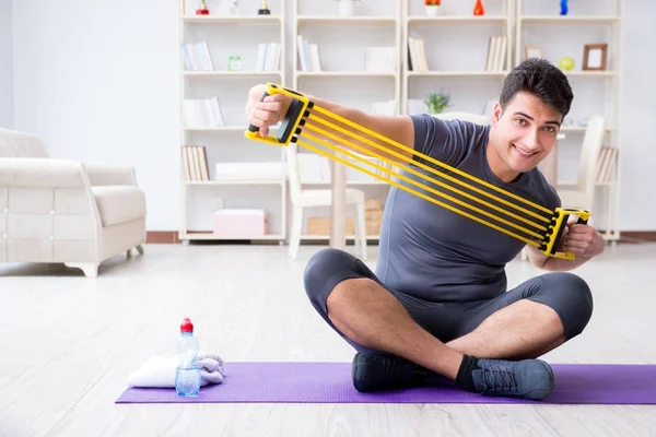 Genç adam spor ve sağlıklı yaşam tarzı dolandırıcılığı yapıyor.