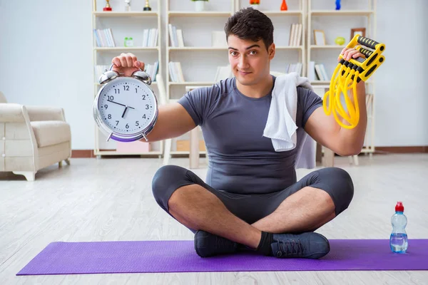 Genç adam spor ve sağlıklı yaşam tarzı dolandırıcılığı yapıyor.