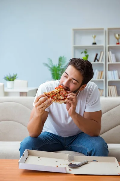 男食べるピザを持っています持ち帰りでホームリラックスした休息 — ストック写真