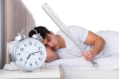 Yatakta uykusuzluk çeken bir adam.