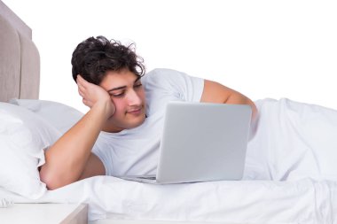 Yatakta uykusuzluk çeken bir adam.