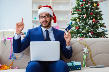 Noel 'de evde çalışan bir iş adamı.