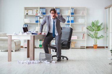 Ofiste çalışan kızgın işadamı kovuldu.