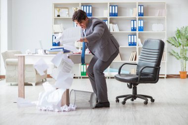 Ofiste çalışan kızgın işadamı kovuldu.