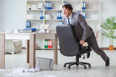 İş adamı işte ara verirken eğleniyor.