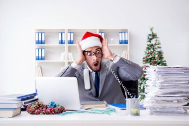 Genç işadamı Noel 'i ofiste kutluyor.