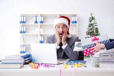 Genç işadamı Noel 'i ofiste kutluyor.