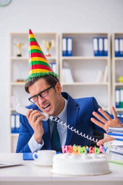 Adam ofiste doğum gününü kutluyor.