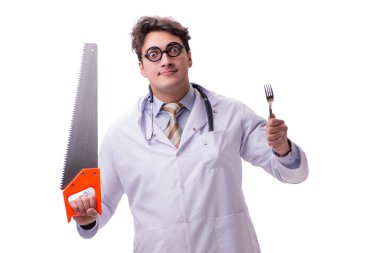 Beyaz testere kullanan komik bir doktor.