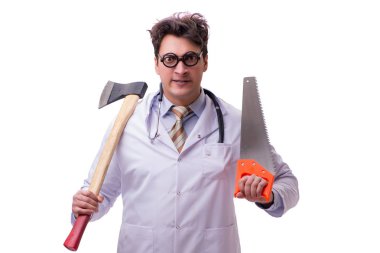 Balta ve üzerinde beyaz izole testere ile komik doktor