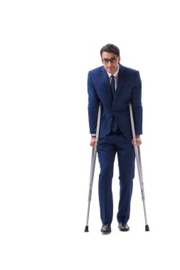 Beyaz arka plan üzerinde izole koltuk değneği ile yürüme işadamı