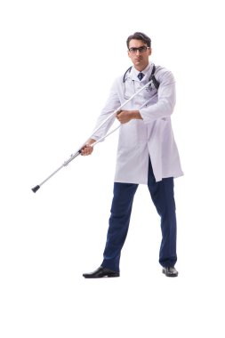 Genç doktor, beyaz sırtında tek başına yürüyor.