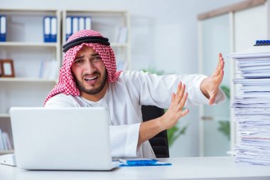 Ofiste çalışan Arap işadamı bir Pi ile evrak işi yapıyor.