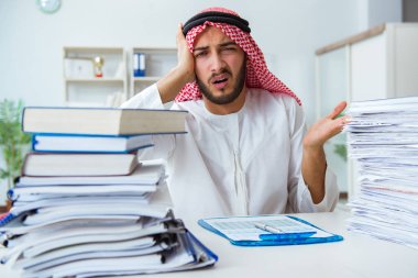Ofiste çalışan Arap işadamı bir Pi ile evrak işi yapıyor.