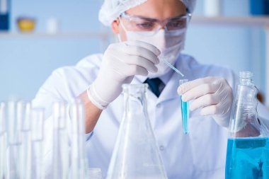 Bir laboratuarda deney yapan kadın bir bilim adamı.