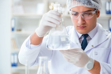 Genç araştırmacı bilim adamı bir su testi kirliliği araştırması yapıyor.