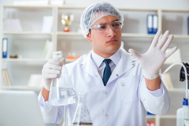 Genç araştırmacı bilim adamı bir su testi kirliliği araştırması yapıyor.