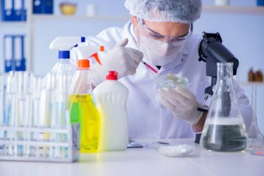 Laboratuvardaki adam yeni temizlik çözeltisi deterjanı test ediyor.