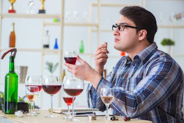 Profesyonel şarap garsonu kırmızı şarap tadıyor.