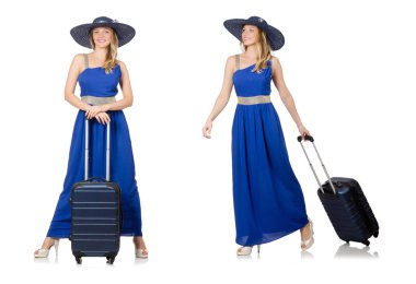 Genç kadın mavi elbise ve beyaz izole bavul