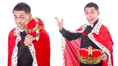 Taçlı bir iş adamı beyazlar içinde.