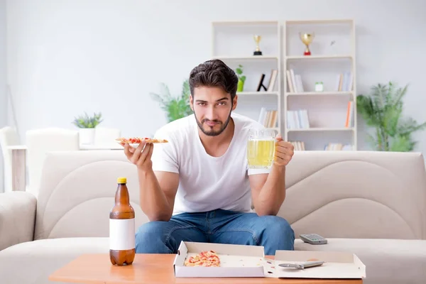 Man eating pizza having a takeaway at home relaxing resting — Stock Photo, Image