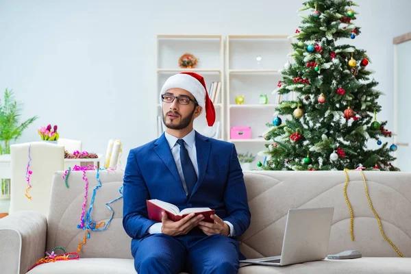 Homme d'affaires travaillant à la maison pendant Noël — Photo