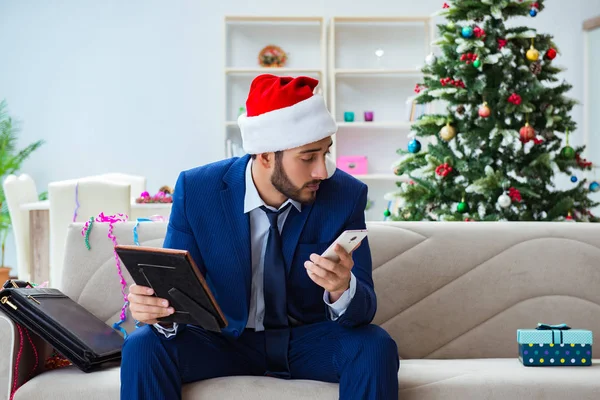 Homme d'affaires travaillant à la maison pendant Noël — Photo