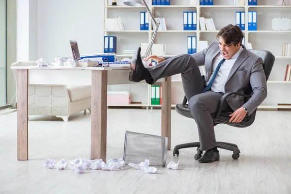 Wütender Geschäftsmann schockiert bei der Arbeit im Büro gefeuert — Stockfoto