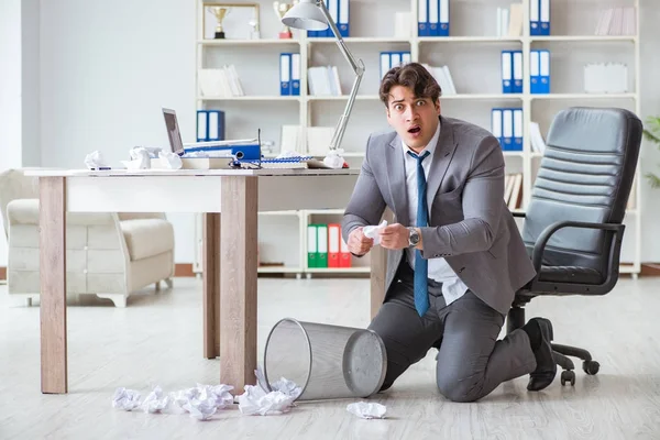 Homem de negócios irritado chocado trabalhando no escritório demitido — Fotografia de Stock