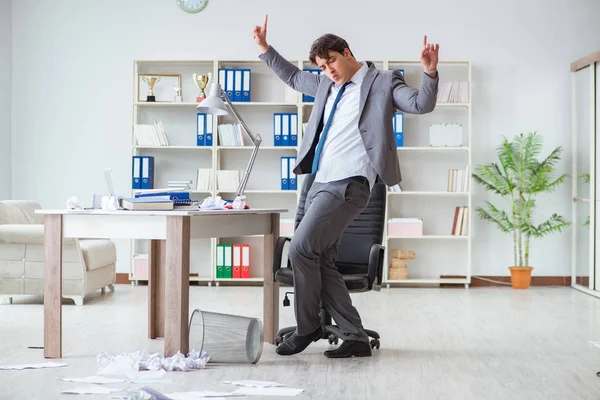 Бизнесмен развлекается, отдыхая в офисе на работе. — стоковое фото