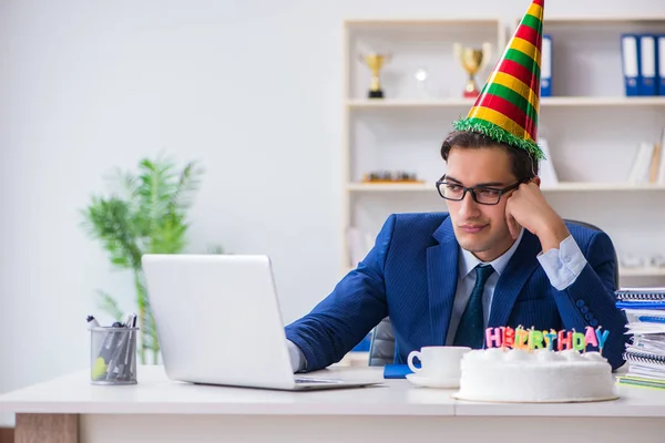 Mannen firar födelsedag på kontoret — Stockfoto