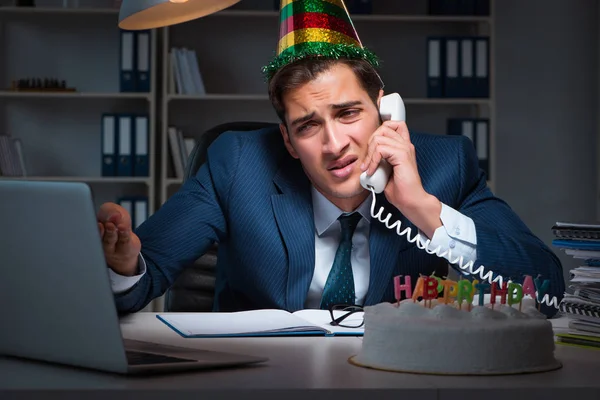 Adam ofiste doğum gününü kutluyor.