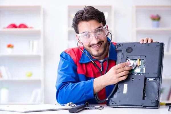 Reparateur werkt in technische ondersteuning vaststelling computer laptop tr — Stockfoto