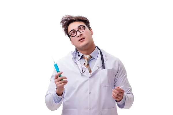 Médecin drôle avec seringue isolée sur blanc — Photo