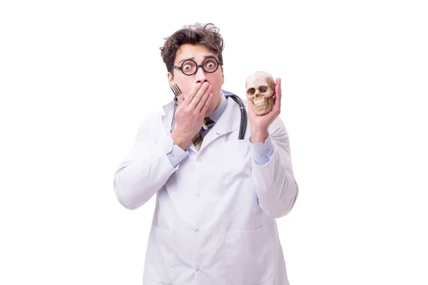 Médico engraçado com crânio isolado em branco — Fotografia de Stock