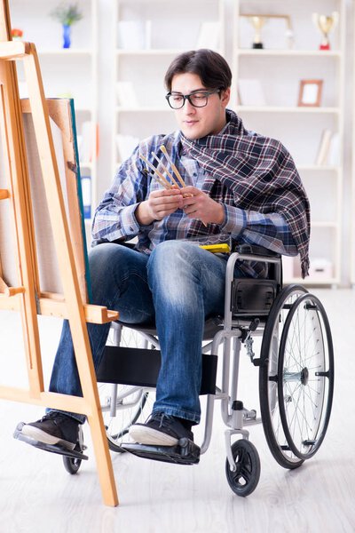 Картина художника-инвалида в студии